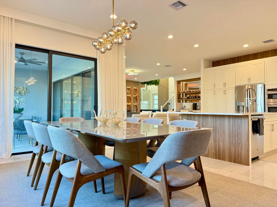 Activo con contrato: $2,250,000 (5 camas, 5 baños, 3687 Pies cuadrados)