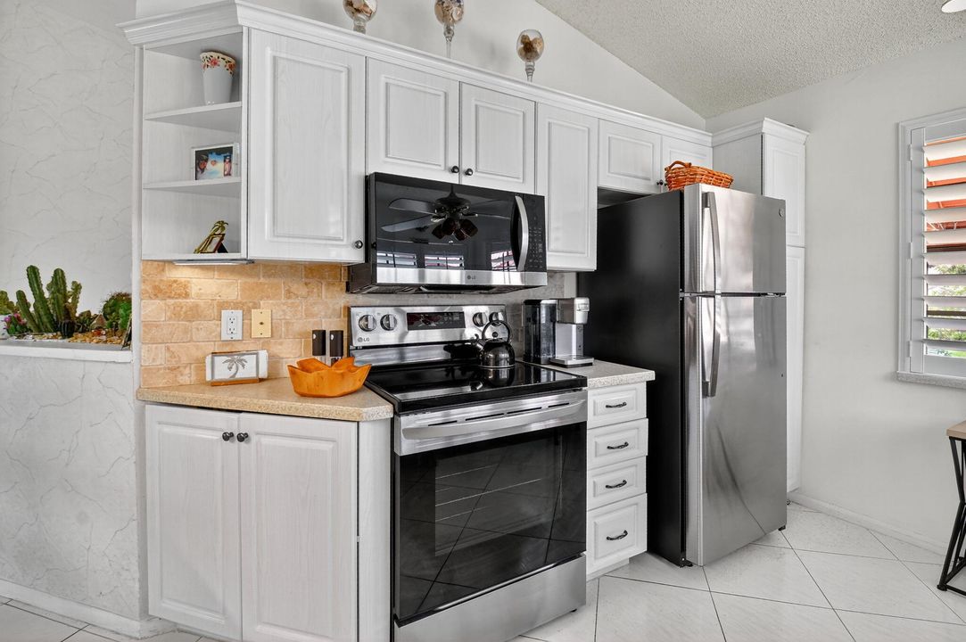 Active With Contract: $3,500 (3 beds, 2 baths, 1620 Square Feet)