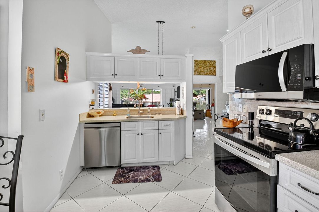 Active With Contract: $3,500 (3 beds, 2 baths, 1620 Square Feet)