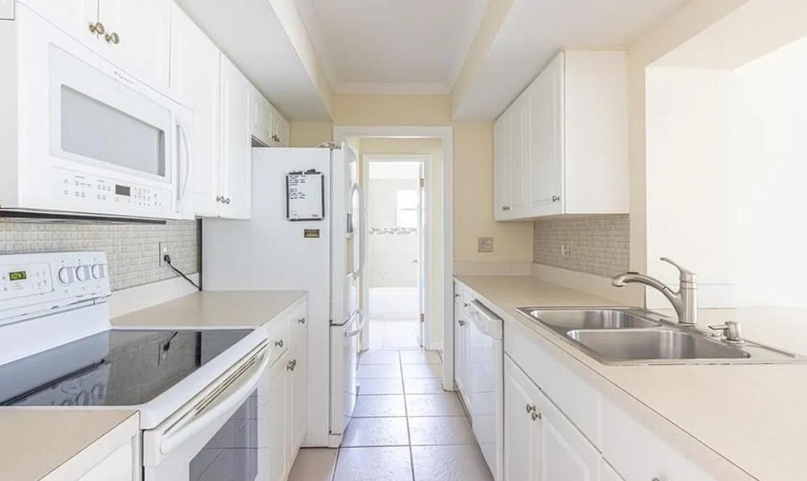 For Sale: $329,000 (3 beds, 3 baths, 1698 Square Feet)