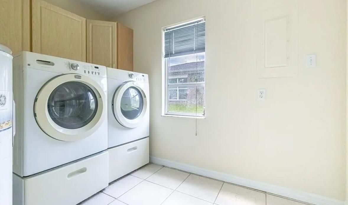 For Sale: $329,000 (3 beds, 3 baths, 1698 Square Feet)