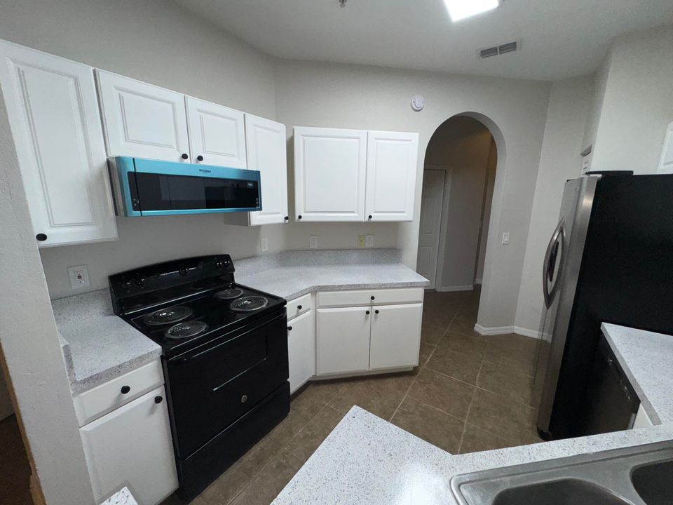 Active With Contract: $2,300 (3 beds, 2 baths, 1338 Square Feet)