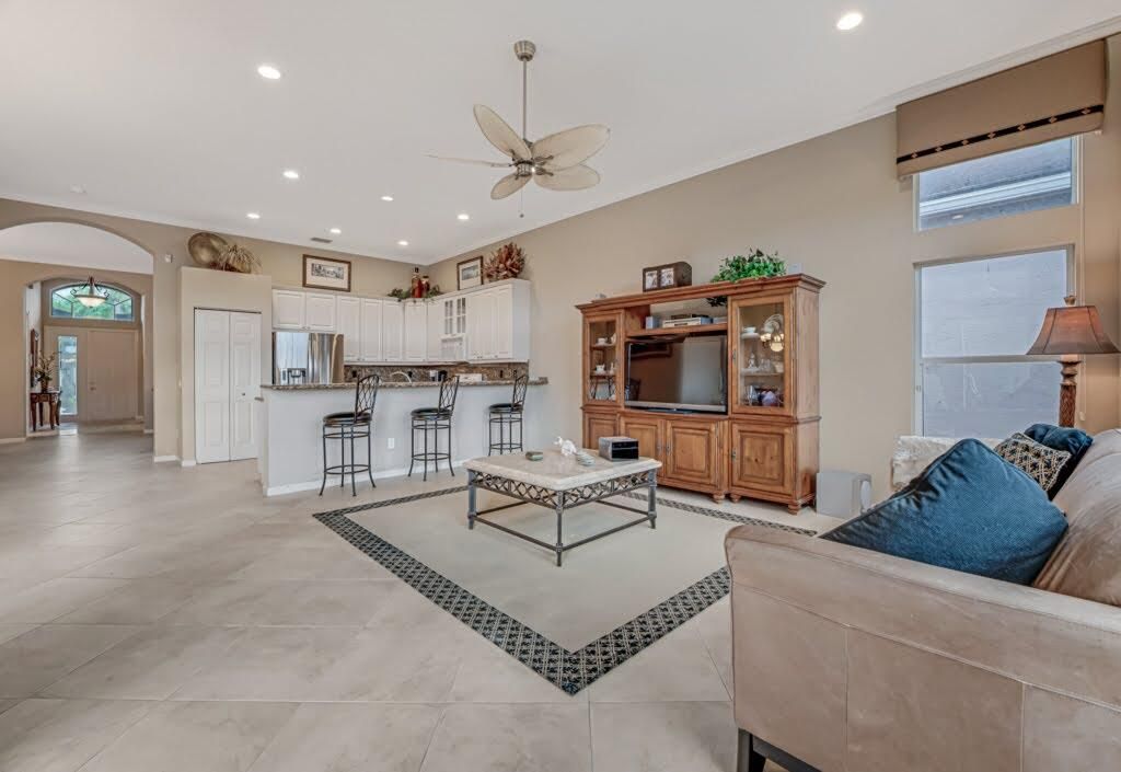 Под контрактом: $549,000 (3 спален, 2 ванн, 2347 Квадратных фут)