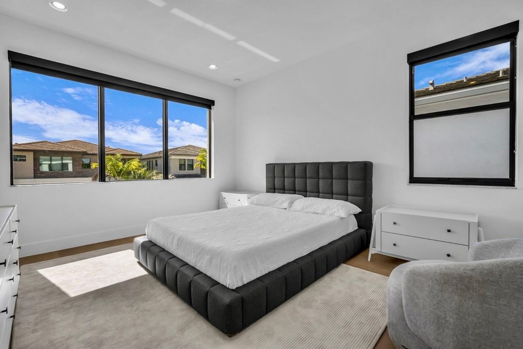 Activo con contrato: $2,250,000 (5 camas, 5 baños, 3687 Pies cuadrados)