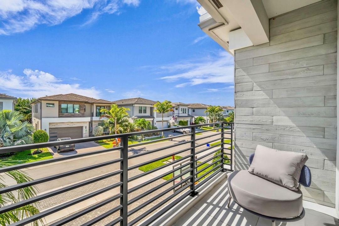 Activo con contrato: $2,250,000 (5 camas, 5 baños, 3687 Pies cuadrados)