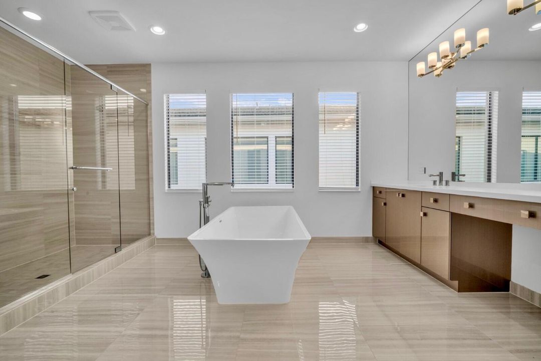 Activo con contrato: $2,250,000 (5 camas, 5 baños, 3687 Pies cuadrados)