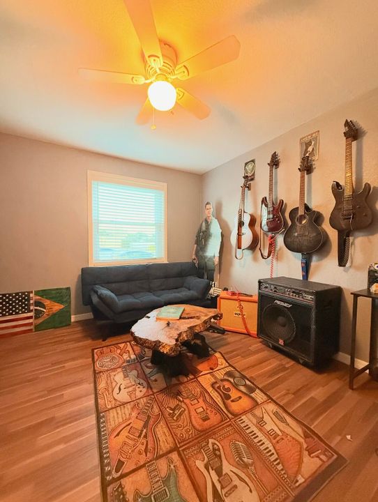 For Sale: $479,000 (3 beds, 1 baths, 1117 Square Feet)