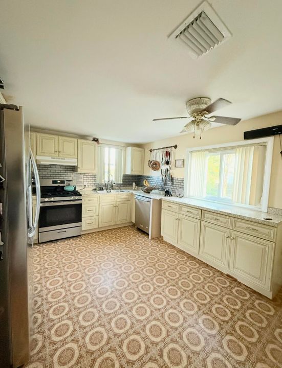 For Sale: $479,000 (3 beds, 1 baths, 1117 Square Feet)