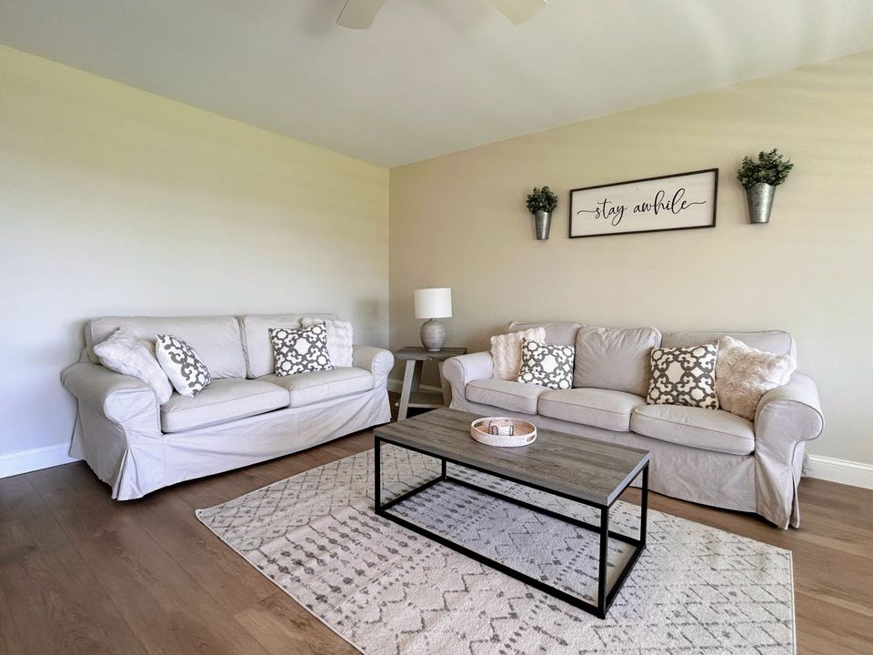 For Rent: $1,950 (2 beds, 1 baths, 815 Square Feet)