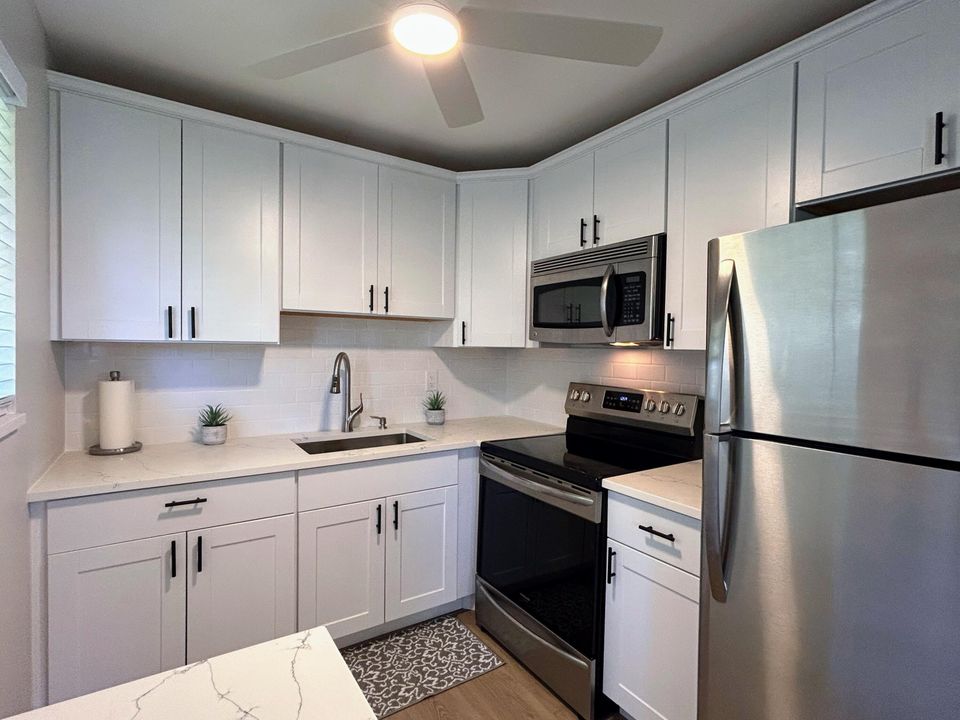 For Rent: $1,950 (2 beds, 1 baths, 815 Square Feet)