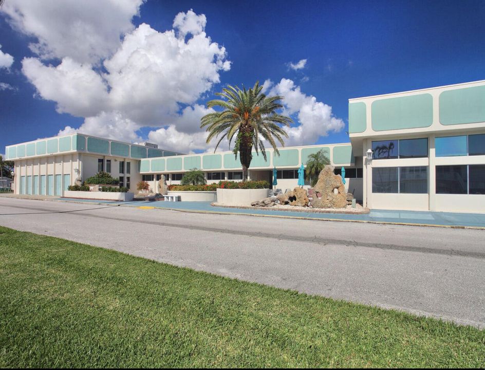 For Rent: $1,950 (2 beds, 1 baths, 815 Square Feet)