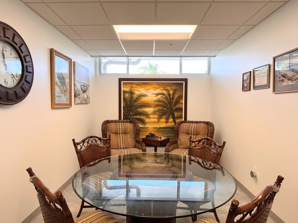 For Rent: $1,950 (2 beds, 1 baths, 815 Square Feet)