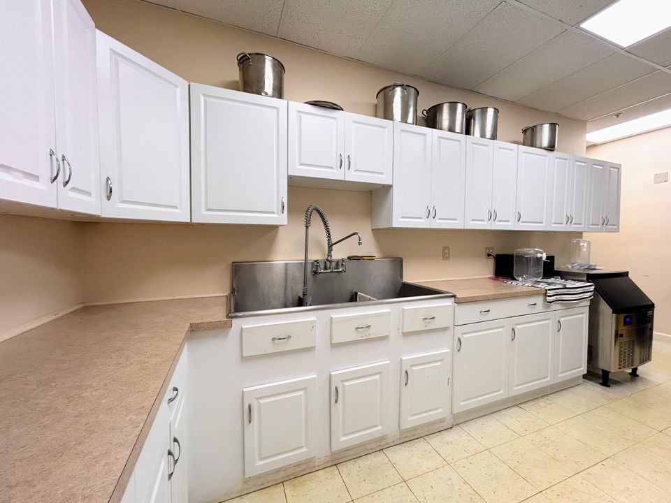 For Rent: $1,950 (2 beds, 1 baths, 815 Square Feet)