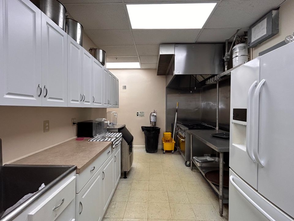 For Rent: $1,950 (2 beds, 1 baths, 815 Square Feet)