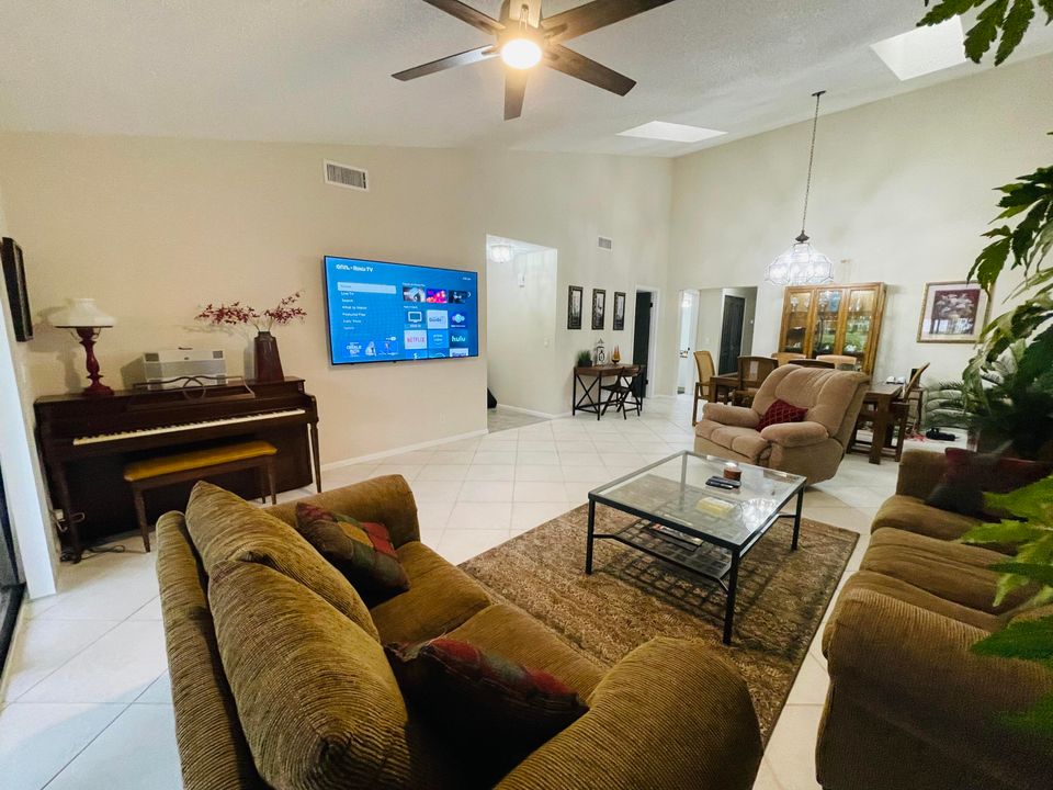 For Rent: $5,850 (2 beds, 2 baths, 1369 Square Feet)