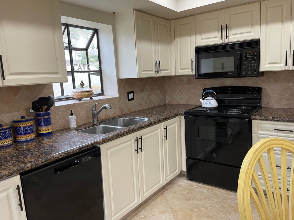 For Rent: $5,850 (2 beds, 2 baths, 1369 Square Feet)