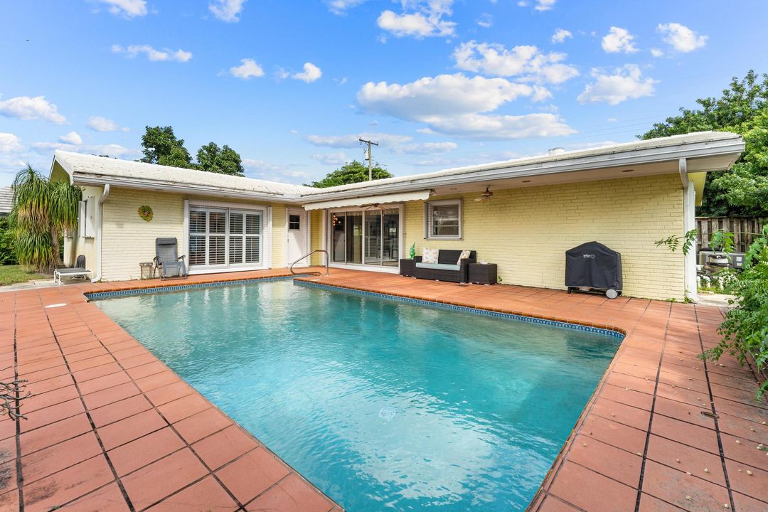 合同活跃: $875,000 (3 贝兹, 2 浴室, 1839 平方英尺)