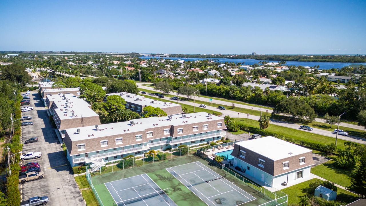 For Sale: $159,960 (2 beds, 2 baths, 986 Square Feet)