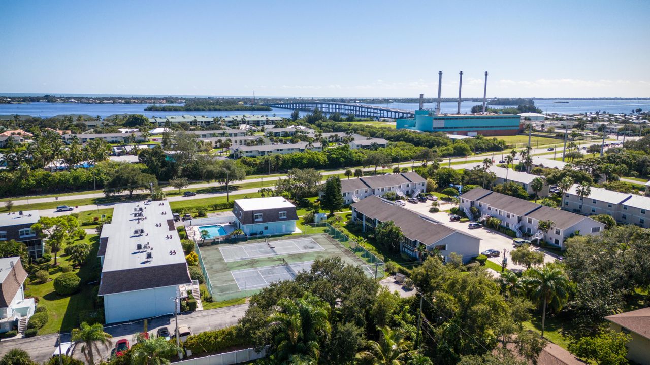 For Sale: $159,960 (2 beds, 2 baths, 986 Square Feet)