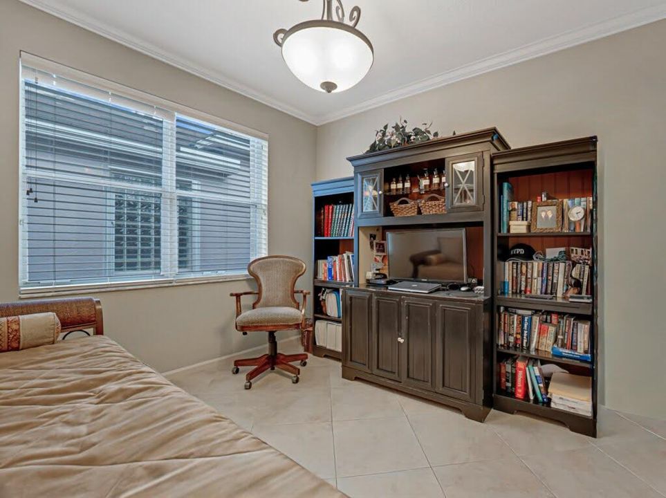 Под контрактом: $549,000 (3 спален, 2 ванн, 2347 Квадратных фут)