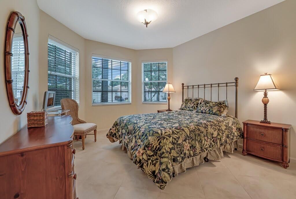 Под контрактом: $549,000 (3 спален, 2 ванн, 2347 Квадратных фут)