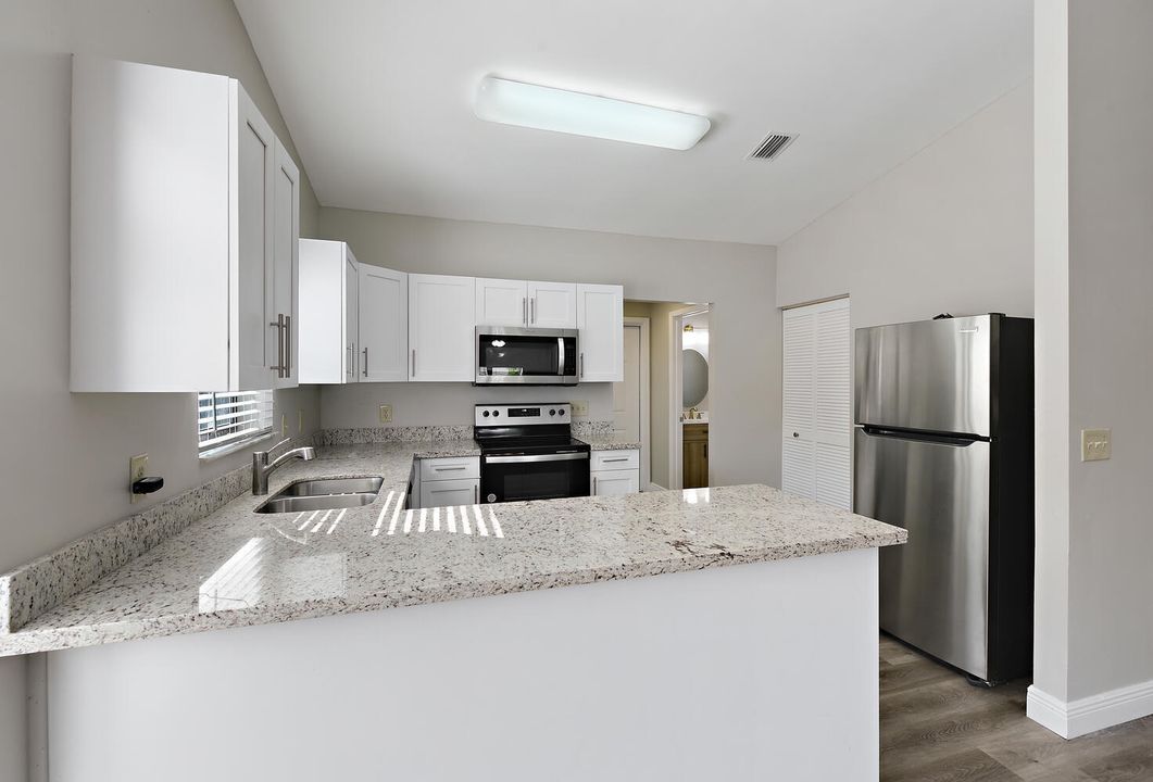 Под контрактом: $3,500 (3 спален, 2 ванн, 1776 Квадратных фут)