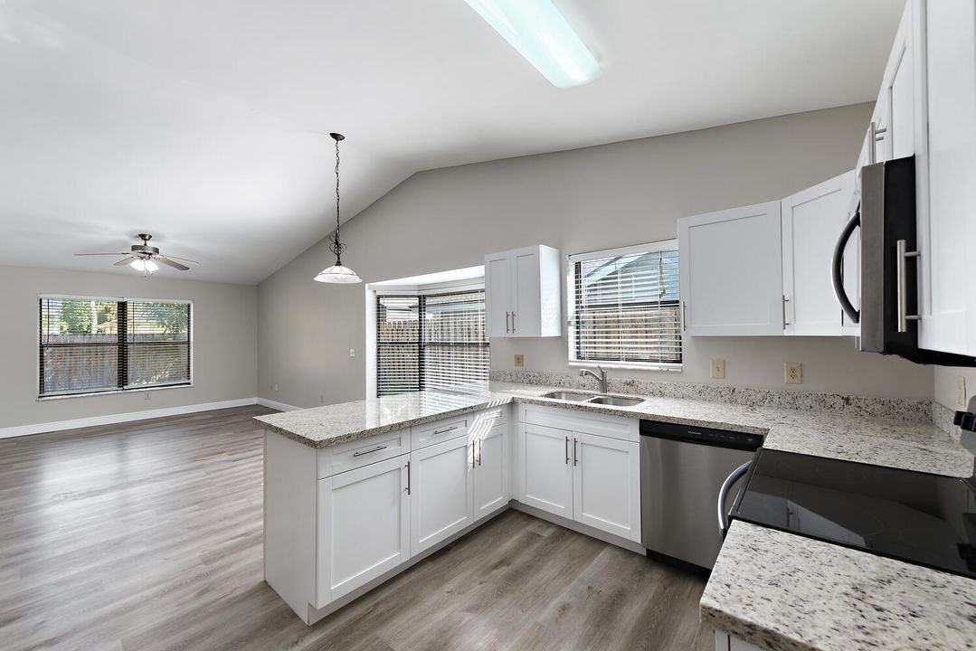 Под контрактом: $3,500 (3 спален, 2 ванн, 1776 Квадратных фут)