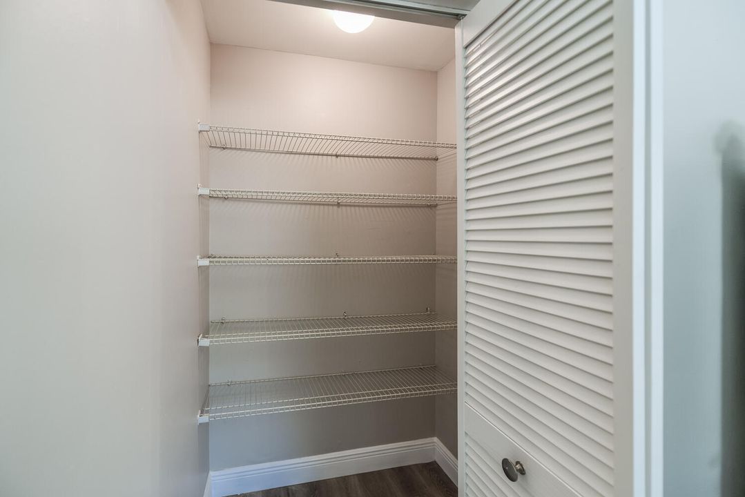 Под контрактом: $3,500 (3 спален, 2 ванн, 1776 Квадратных фут)