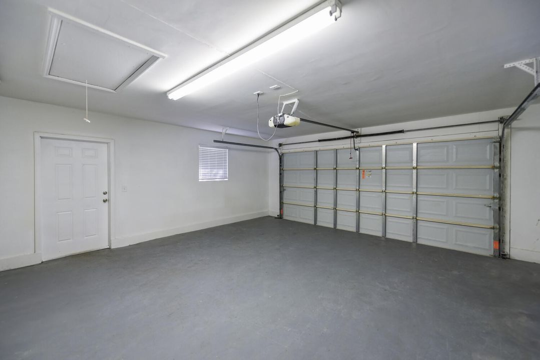 Под контрактом: $3,500 (3 спален, 2 ванн, 1776 Квадратных фут)