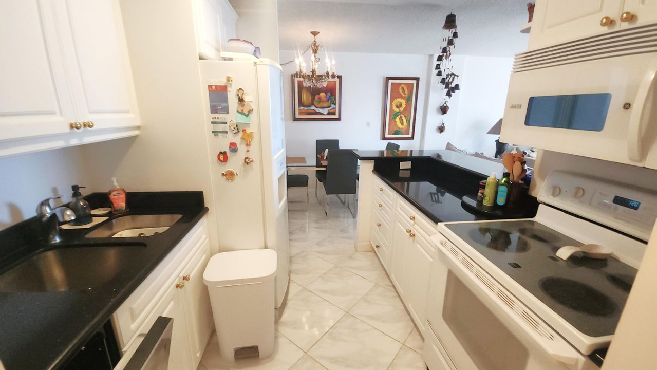 For Rent: $3,995 (2 beds, 2 baths, 1031 Square Feet)