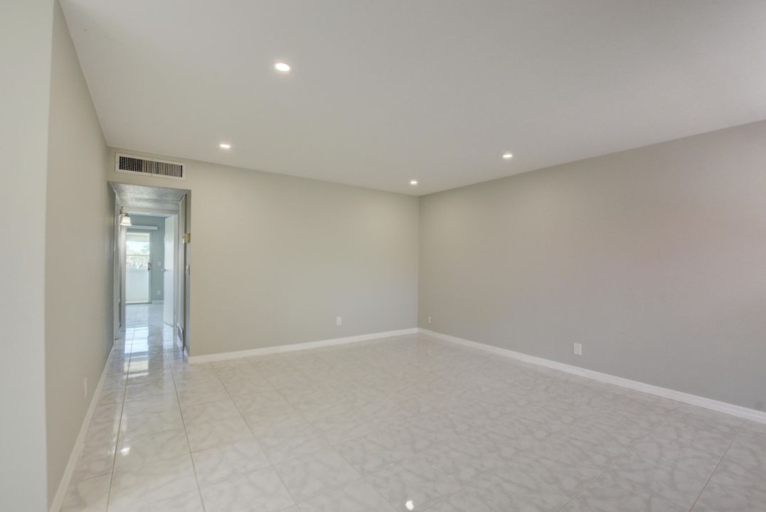 For Rent: $1,600 (2 beds, 2 baths, 880 Square Feet)