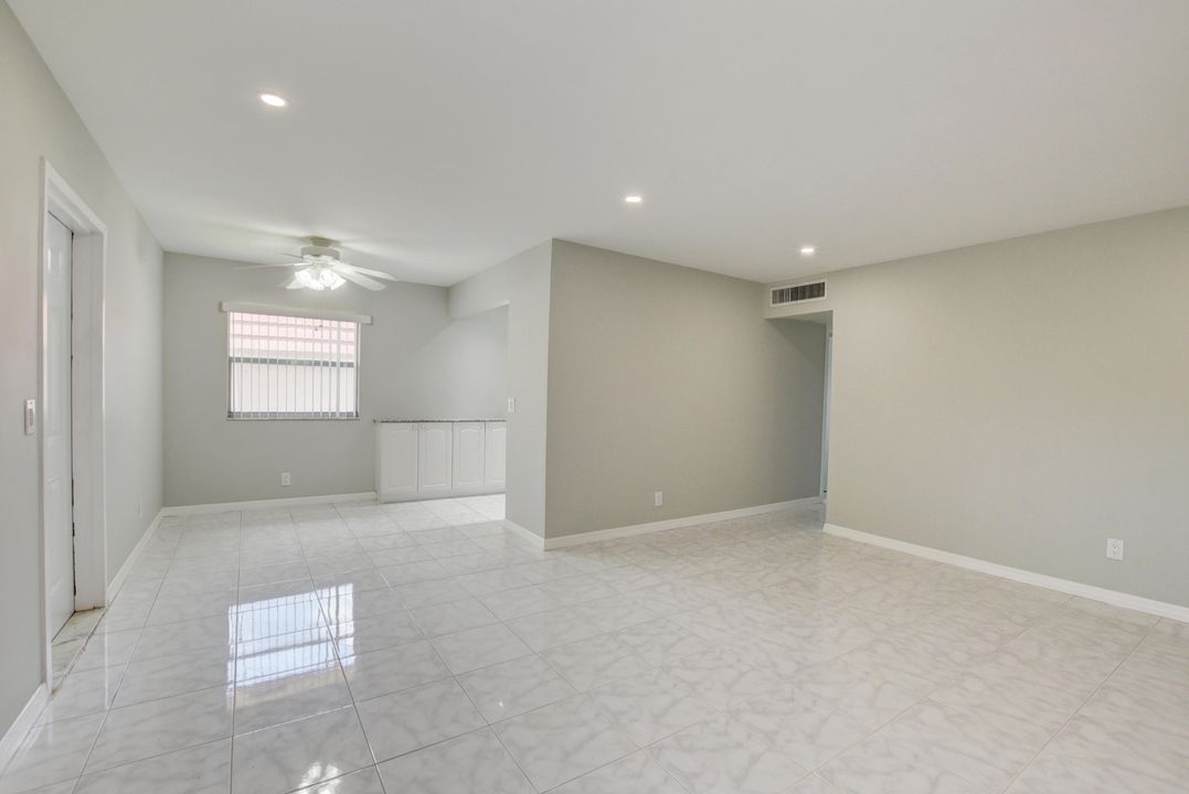 For Rent: $1,600 (2 beds, 2 baths, 880 Square Feet)