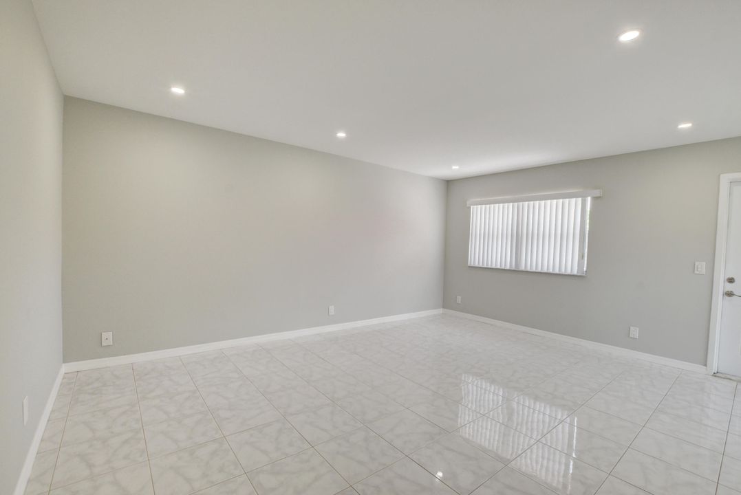 For Rent: $1,600 (2 beds, 2 baths, 880 Square Feet)