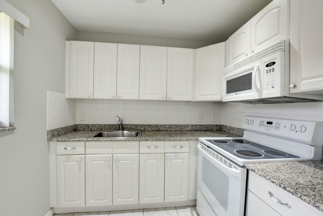For Rent: $1,600 (2 beds, 2 baths, 880 Square Feet)