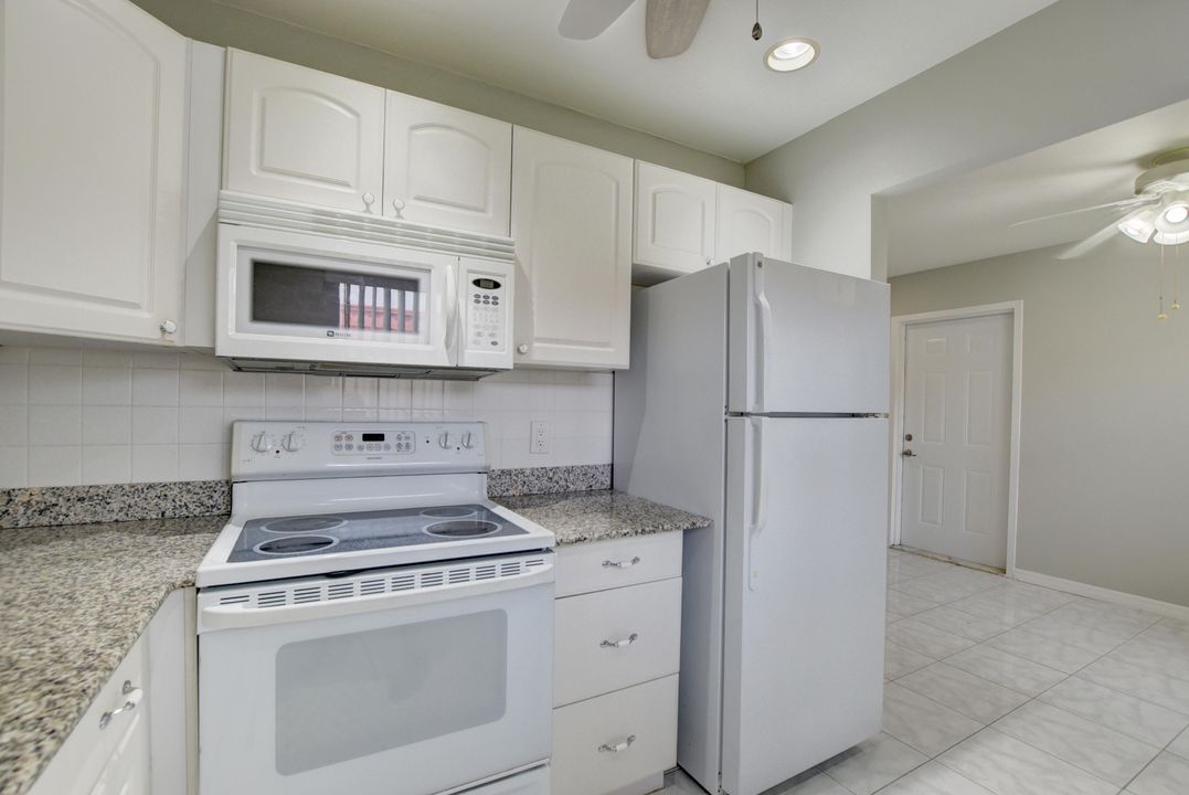 For Rent: $1,600 (2 beds, 2 baths, 880 Square Feet)