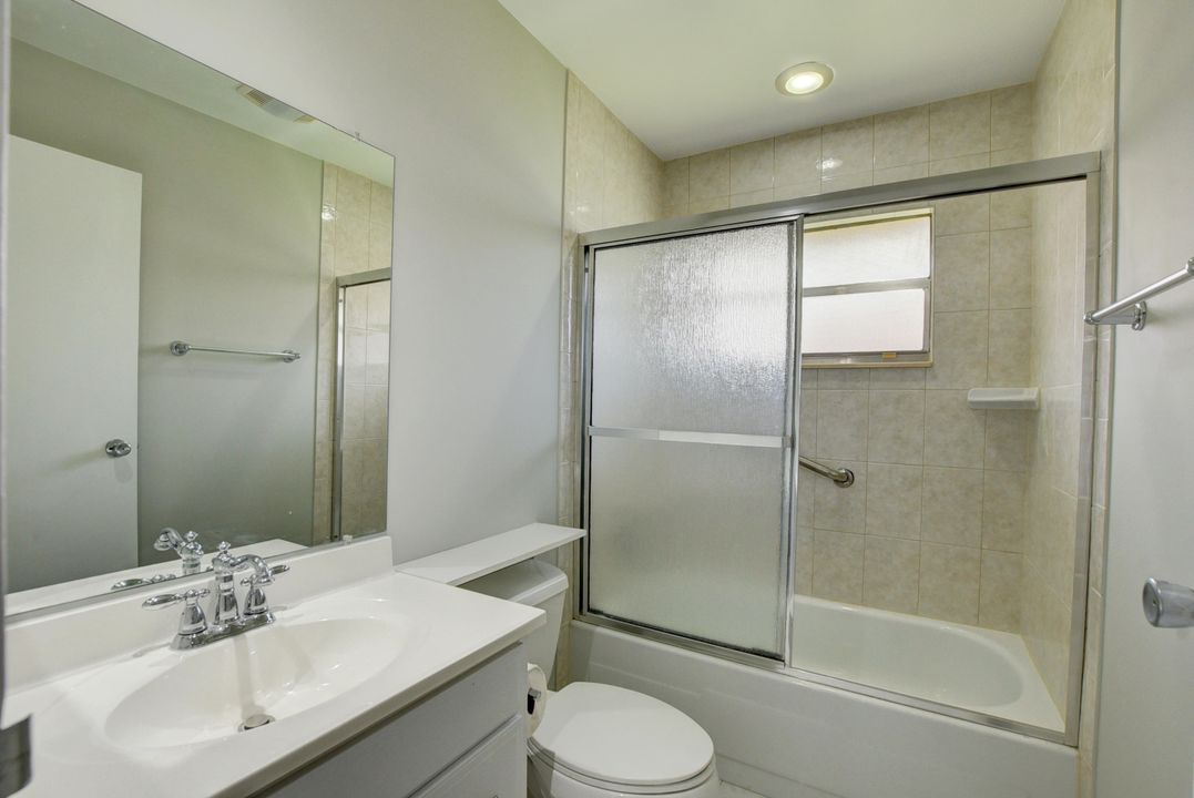 For Rent: $1,600 (2 beds, 2 baths, 880 Square Feet)