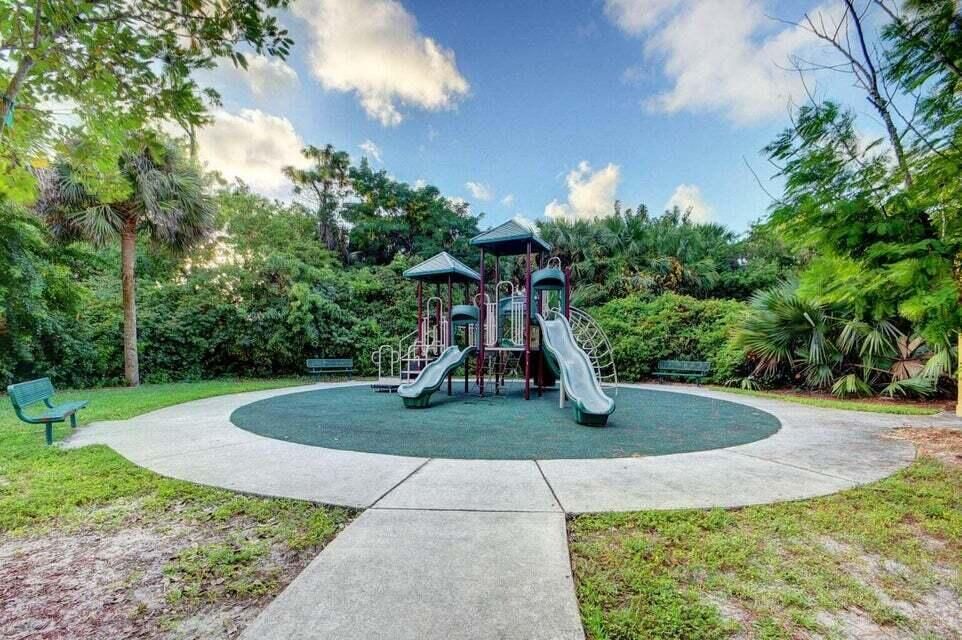 Active With Contract: $2,300 (3 beds, 2 baths, 1338 Square Feet)