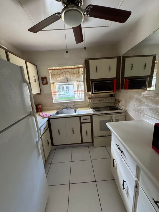 合同活跃: $149,900 (2 贝兹, 2 浴室, 858 平方英尺)