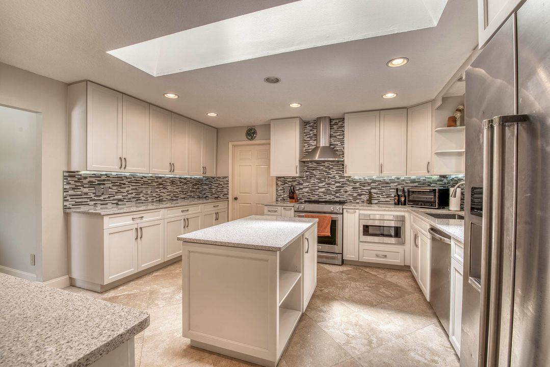 Activo con contrato: $9,000 (3 camas, 2 baños, 3039 Pies cuadrados)