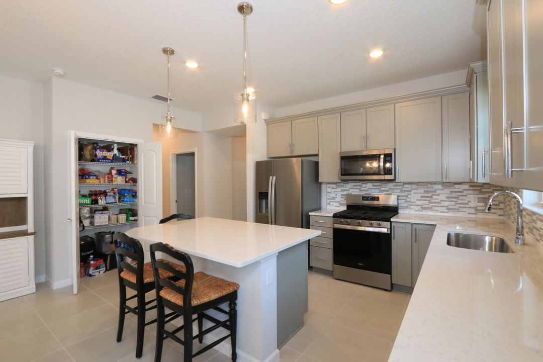 待售: $399,900 (2 贝兹, 2 浴室, 1579 平方英尺)