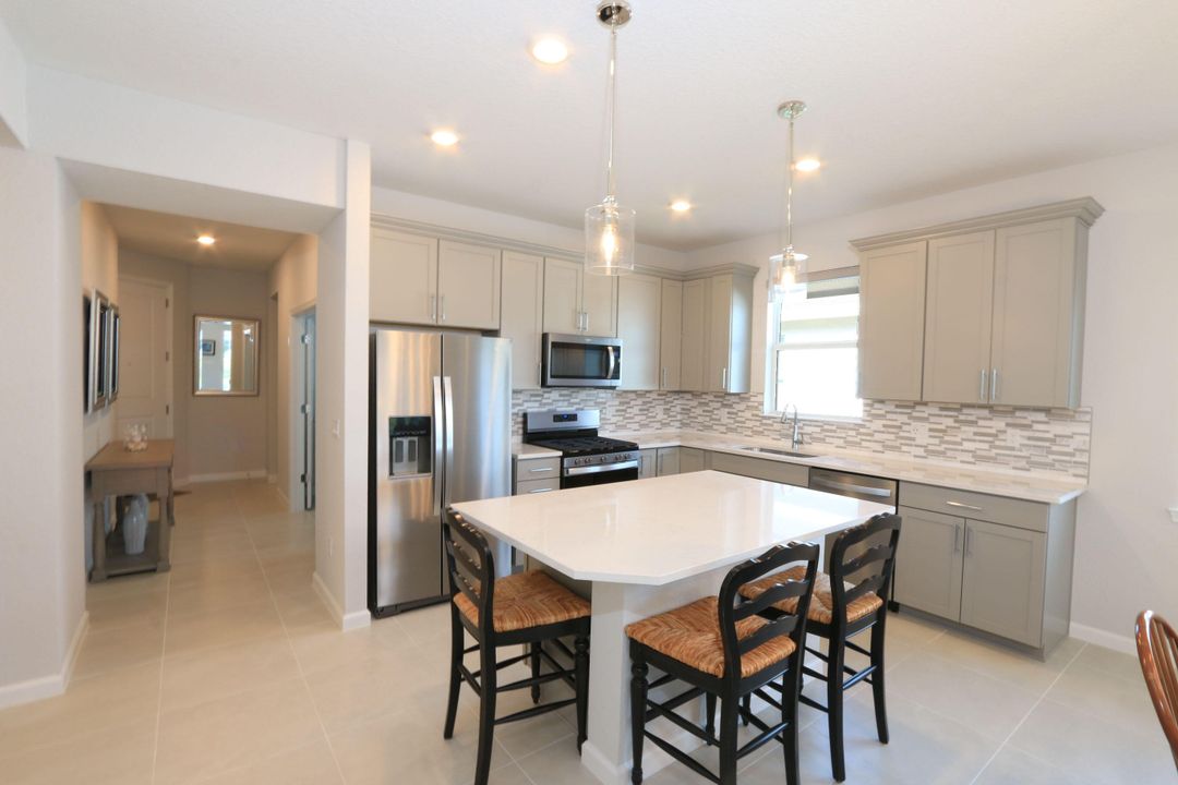 待售: $399,900 (2 贝兹, 2 浴室, 1579 平方英尺)