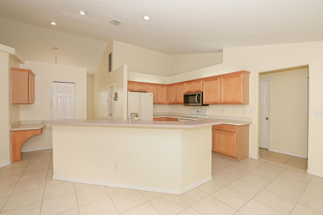 Activo con contrato: $375,000 (3 camas, 2 baños, 1863 Pies cuadrados)