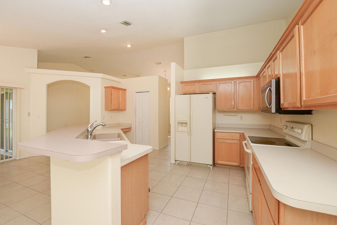 Activo con contrato: $375,000 (3 camas, 2 baños, 1863 Pies cuadrados)