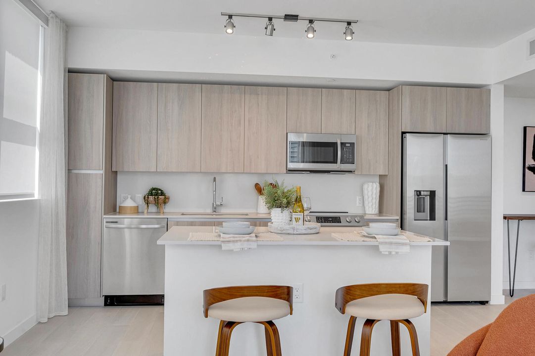 For Rent: $3,417 (1 beds, 1 baths, 833 Square Feet)