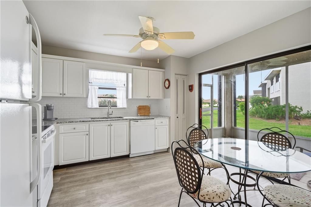 For Sale: $260,000 (2 beds, 2 baths, 1305 Square Feet)