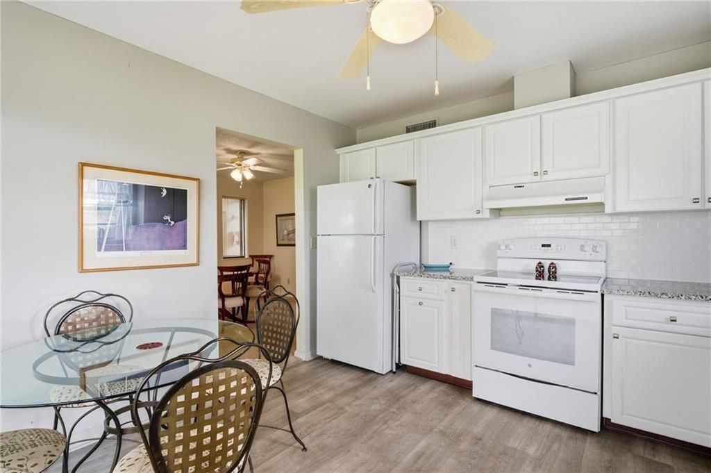 For Sale: $260,000 (2 beds, 2 baths, 1305 Square Feet)