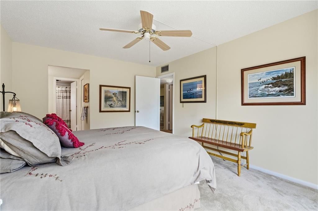 For Sale: $260,000 (2 beds, 2 baths, 1305 Square Feet)