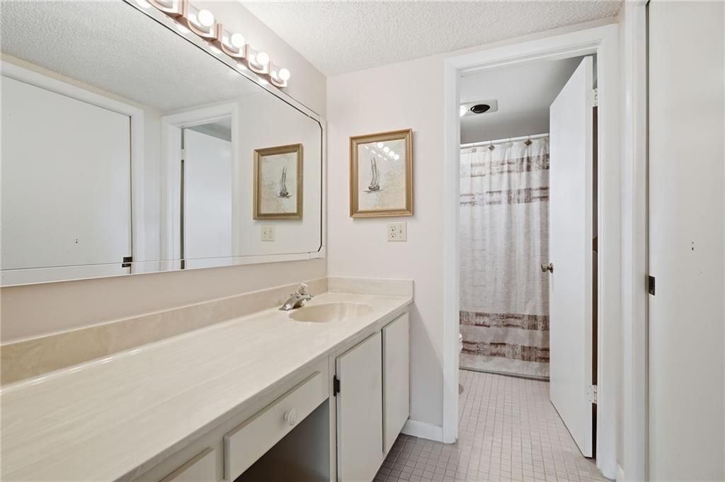 For Sale: $260,000 (2 beds, 2 baths, 1305 Square Feet)