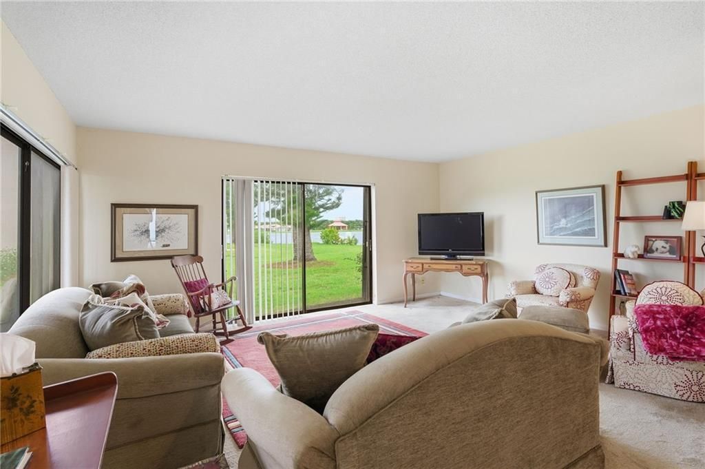 For Sale: $260,000 (2 beds, 2 baths, 1305 Square Feet)