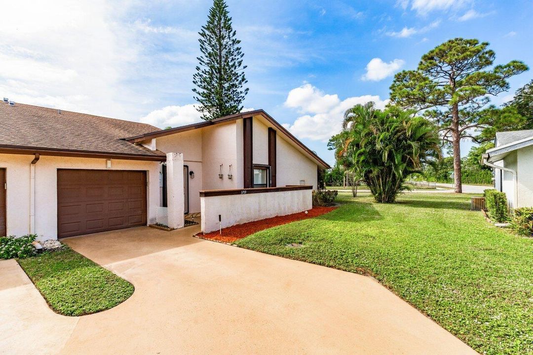 Active With Contract: $220,000 (2 beds, 2 baths, 1188 Square Feet)